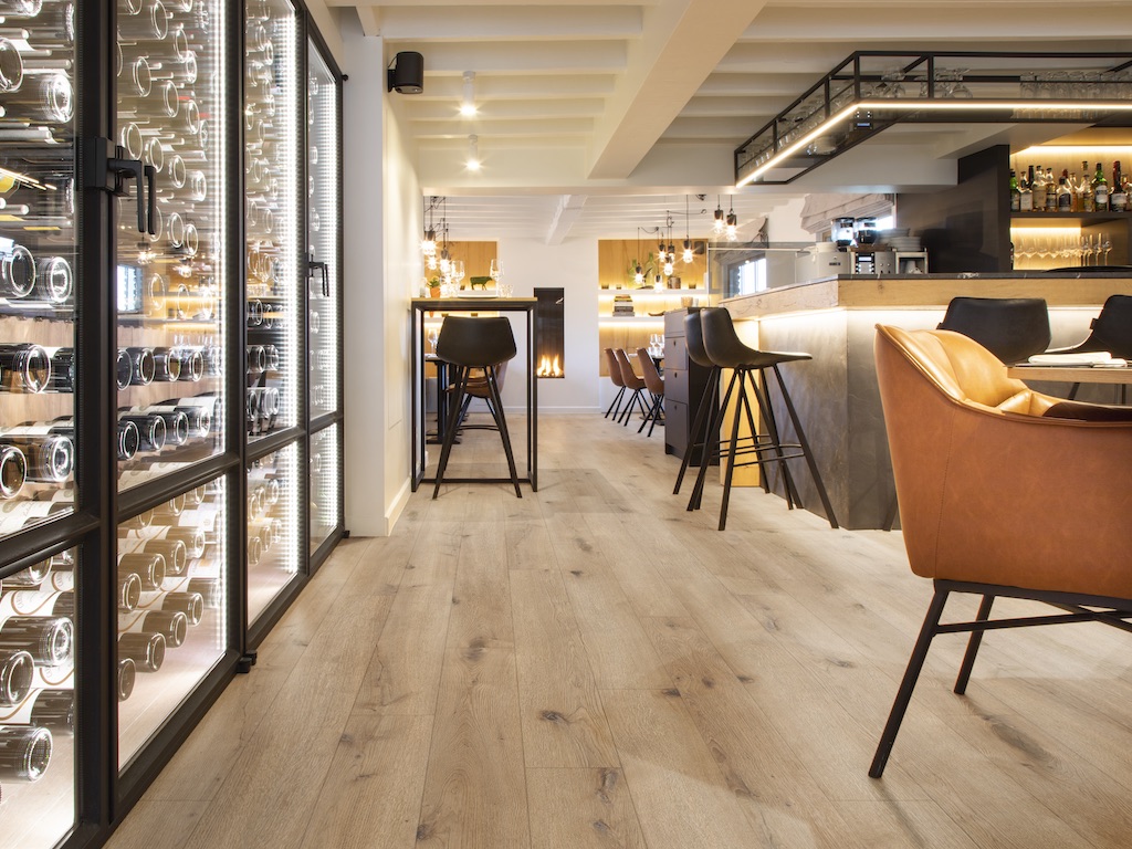 Podłoga drewniana czy wielowarstwowa – wady i zalety